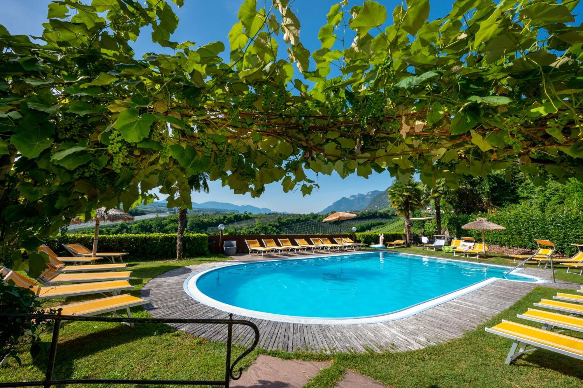 Hotel Weinberg Appiano Sulla Strada Del Vino Esterno foto